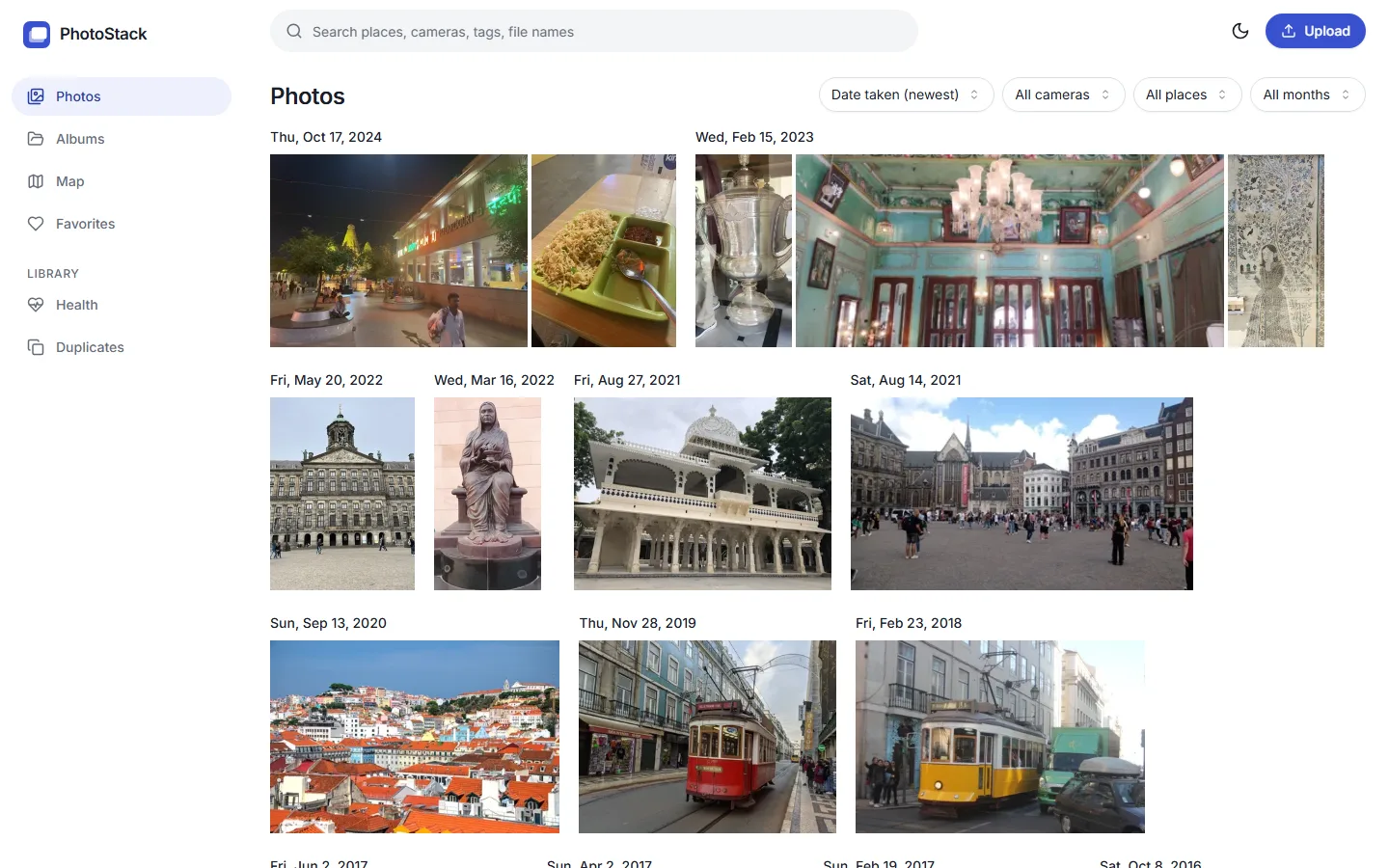 PhotoStack timeline: photos grouped by day, each keeping its real shape
