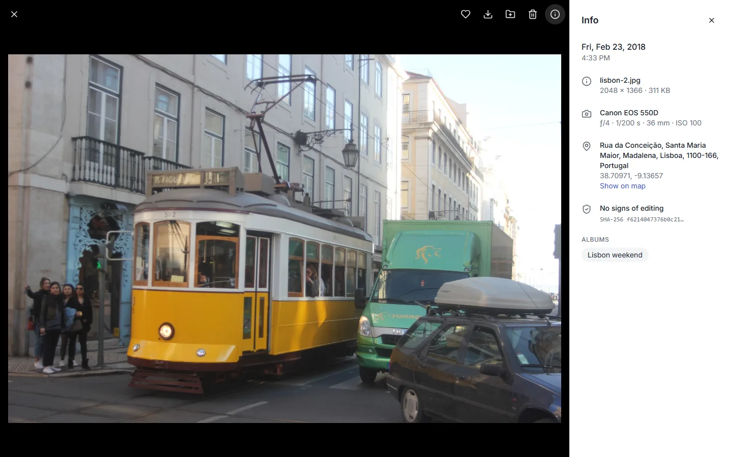 Photo viewer with an info panel: camera, exposure, address and integrity check
